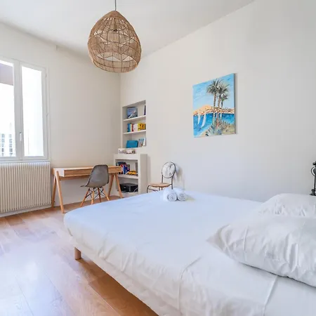 Place Du Marche Aux Fleurs Logement De Haut Standing * Montpellier